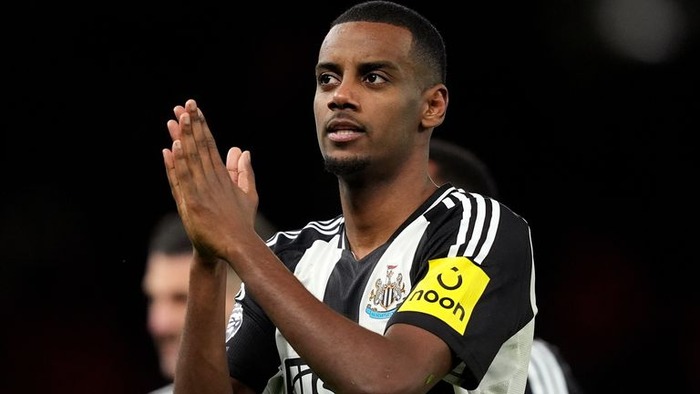 Liverpool agree British-record £125m deal for Alexander Isak
